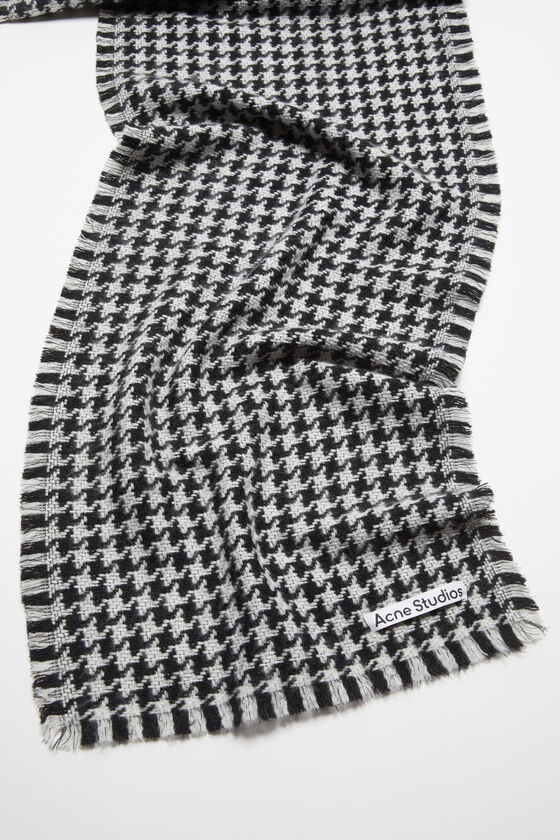 (image for) Acclaimed Houndstooth scarf